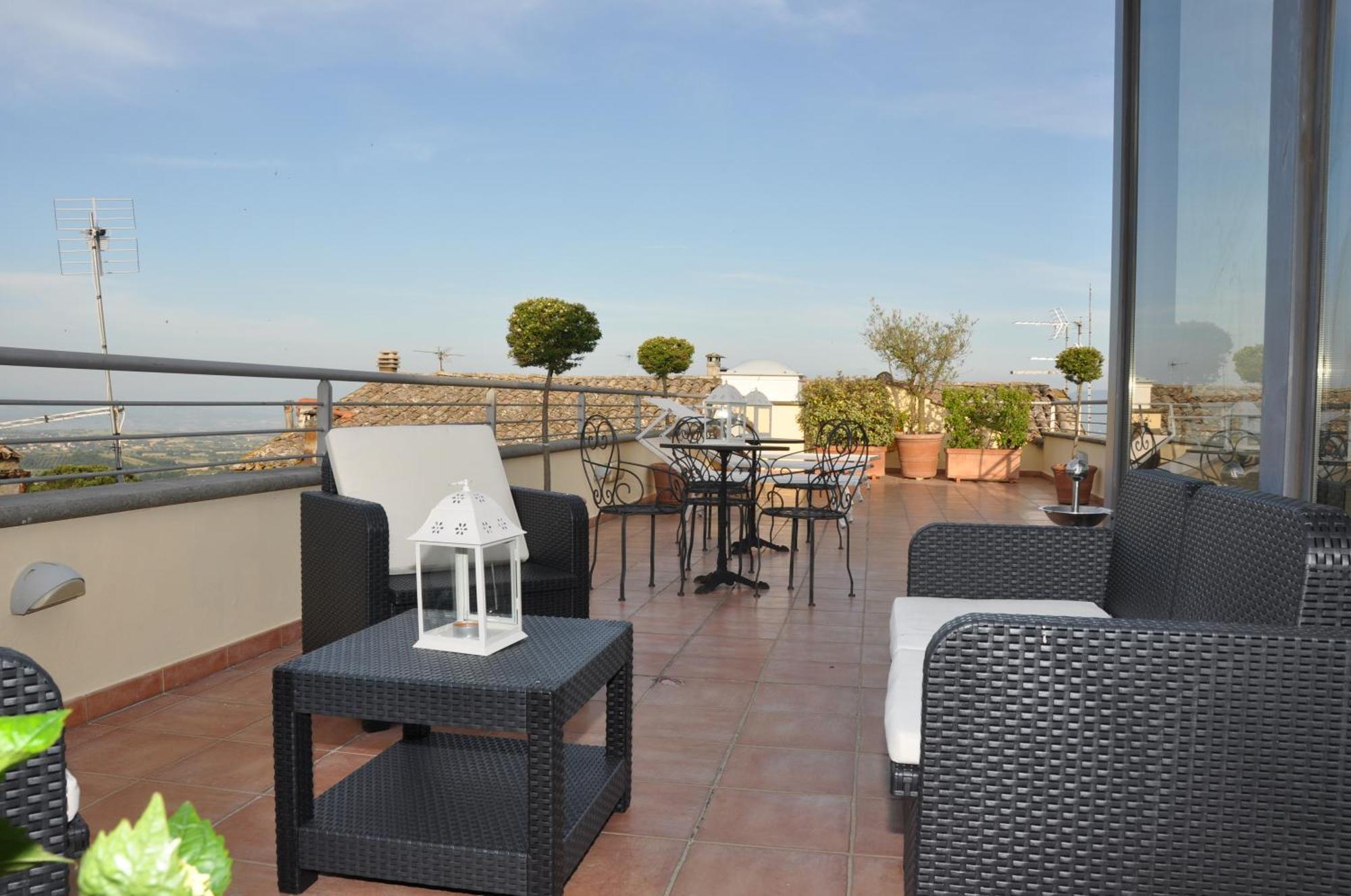 Hotel Urbano V Montefiascone Exterior foto