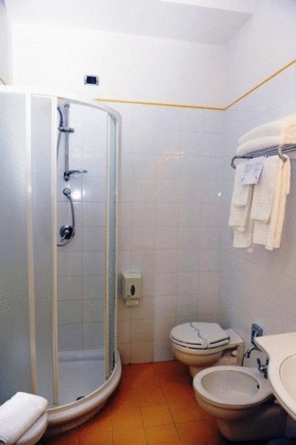 Hotel Urbano V Montefiascone Habitación foto