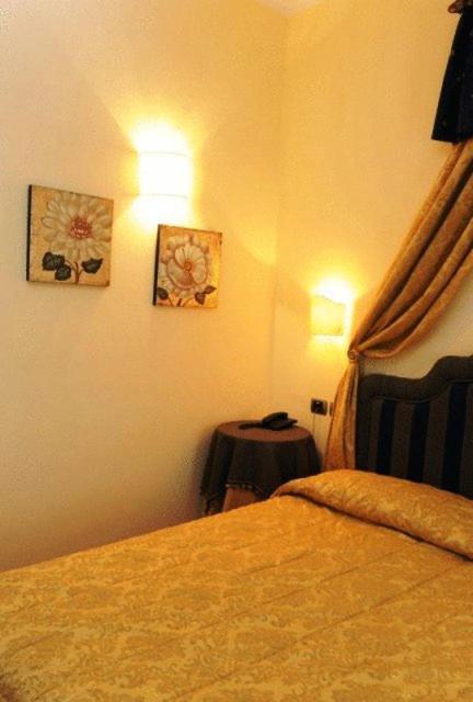 Hotel Urbano V Montefiascone Habitación foto