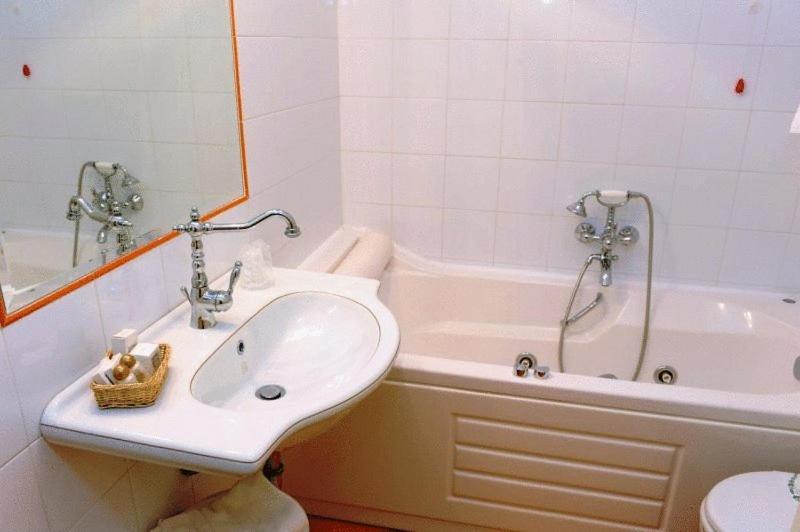 Hotel Urbano V Montefiascone Habitación foto