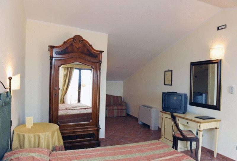 Hotel Urbano V Montefiascone Habitación foto